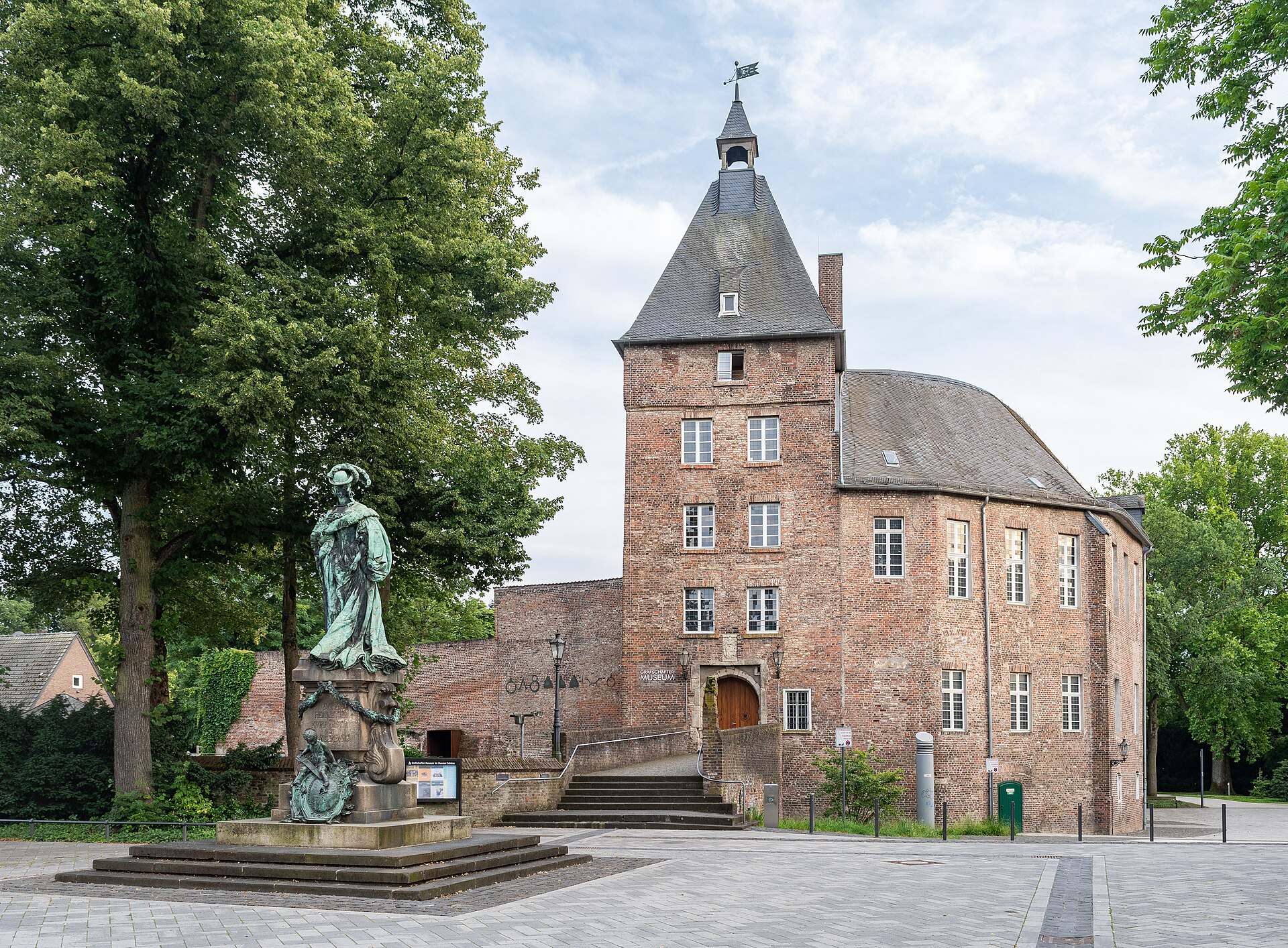 Stadtmotiv in Moers – Moers, Schloss, 2024-07 CN-01